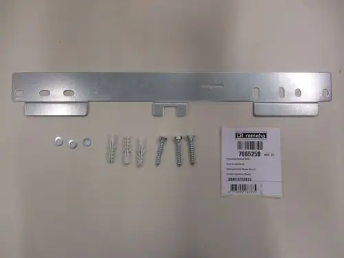 Montageschiene und Befestigungsmaterial von Remeha, bestehend aus einer Metallträgerplatte, Schrauben, Dübel und Unterlegscheiben für die Wandmontage.